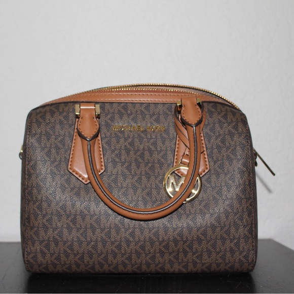 Michael Kors Small Logo Handheld purse - Picture 1 of 5